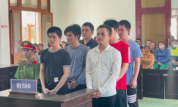 Nhóm côn đồ cùng lãnh án