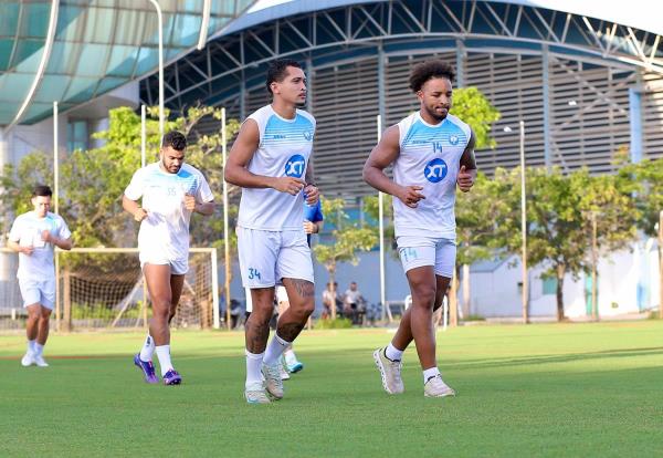 Xuân Son tiếp tục ra sân tập luyện