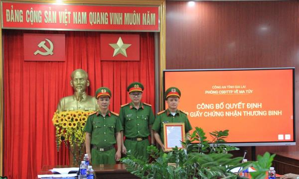 Trao chứng nhận thương binh cho cán bộ Công an bị đối tượng ma túy đâm trọng thương