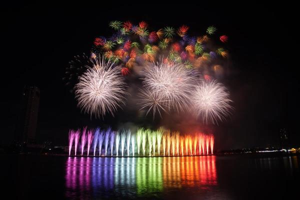 Việt Nam - Ba Lan khiêu vũ cùng pháo hoa