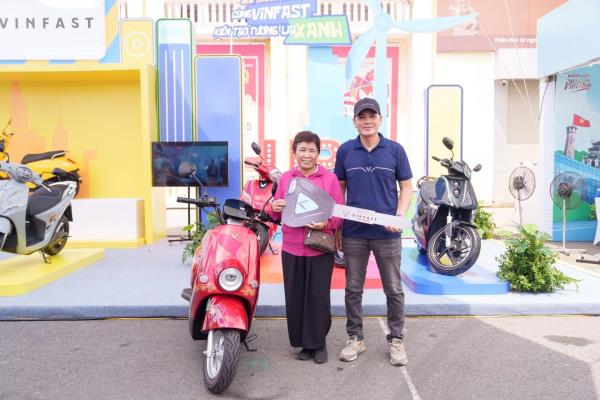 Người dân Hải Phòng, Đà Nẵng hào hứng đổi xe xăng, lấy xe máy điện