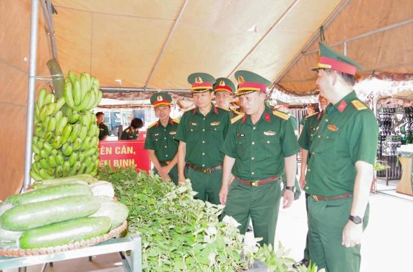 Chỉ huy trưởng Bộ CHQS TP Đà Nẵng kiểm tra các đơn vị trên địa bàn