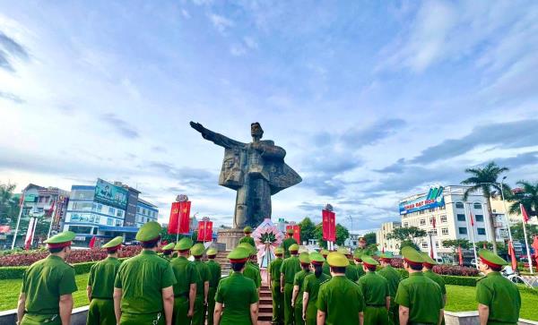 Công an phường Thanh Khê đặt vòng hoa, dâng hương tại Tượng đài Mẹ Nhu