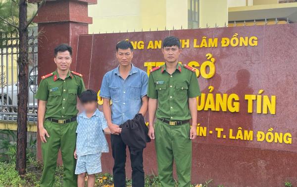 Công an xã nhanh chóng tìm được bé trai đi lạc