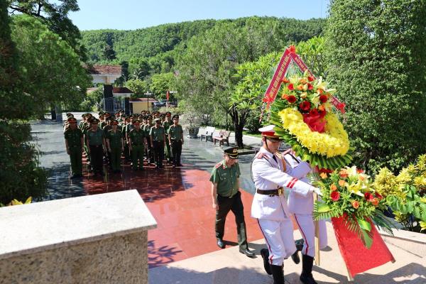 Công an TP Đà Nẵng tri ân, tưởng nhớ Chủ tịch Hồ Chí Minh cùng các Anh hùng, liệt sĩ