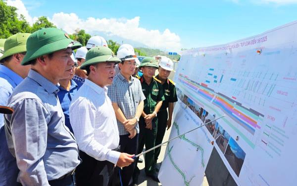 Thứ trưởng Bộ Xây dựng kiểm tra tiến độ công trình cao tốc Hòa Liên - Túy Loan