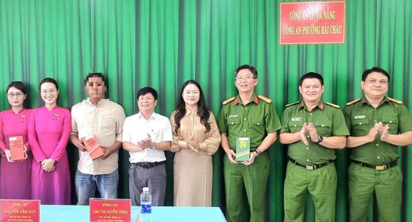 Khen thưởng công dân dũng cảm chặn quái xế và phòng giao dịch ngăn chặn vụ lừa đảo