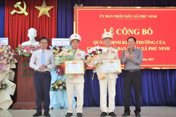 Thưởng nóng cho Công an xã Phú Ninh về thành tích tấn công trấn áp tội phạm