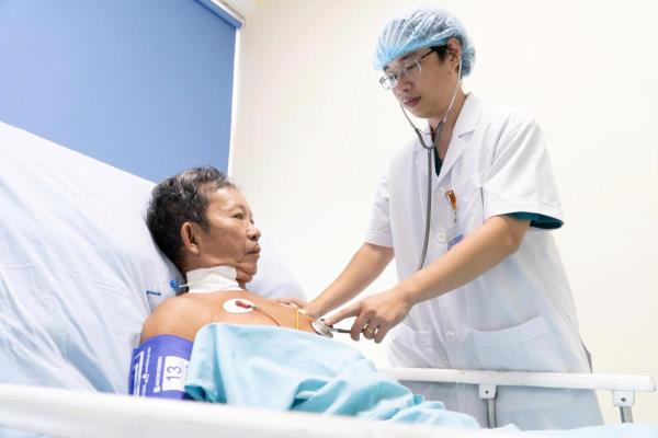 Cứu sống người đàn ông bị ong vò vẽ đốt sốc phản vệ nguy kịch