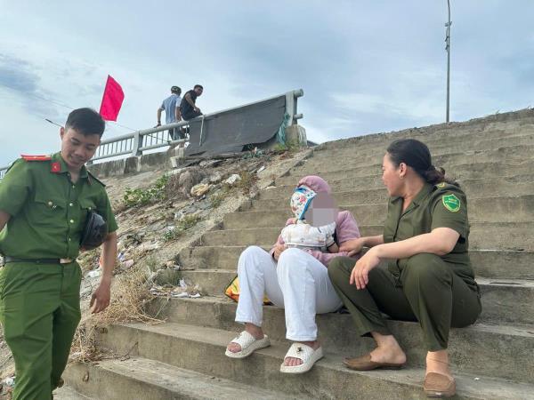 Vận động, ngăn chặn kịp thời một phụ nữ ôm con định tự vẫn