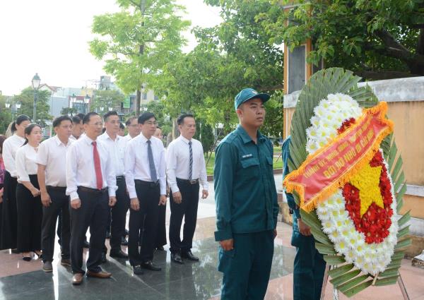 Văn phòng Thành ủy Đà Nẵng dâng hương tại Nghĩa Trủng Hòa Vang