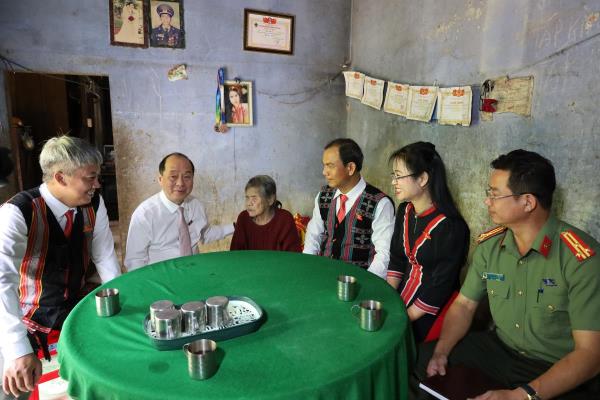 Thiếu tướng Nguyễn Hữu Hợp thăm gia đình chính sách tại xã Trà Tập