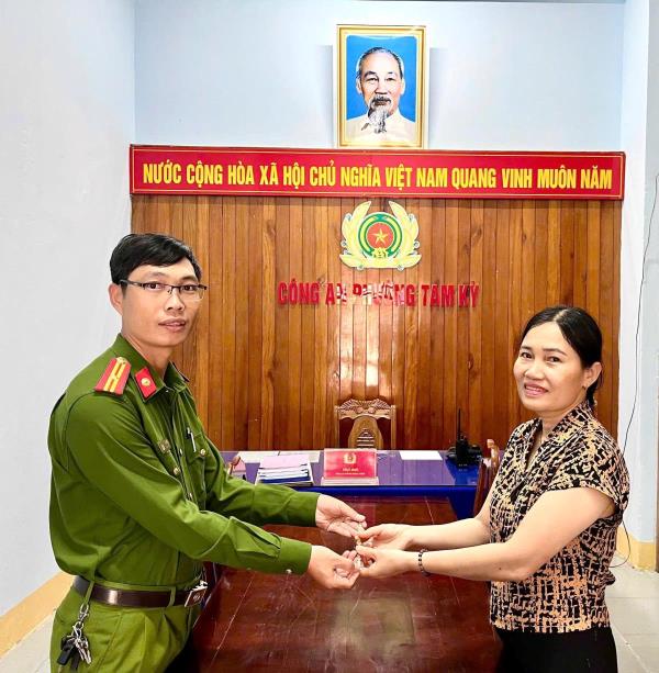 Người dân cảm ơn Công an phường