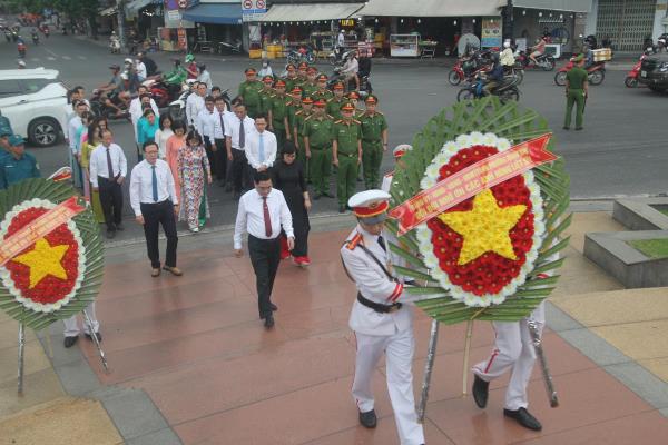 Dâng hương, đặt vòng hoa tưởng niệm các Anh hùng, Liệt sĩ nhân kỷ niệm 78 năm Ngày TBLS 27-7