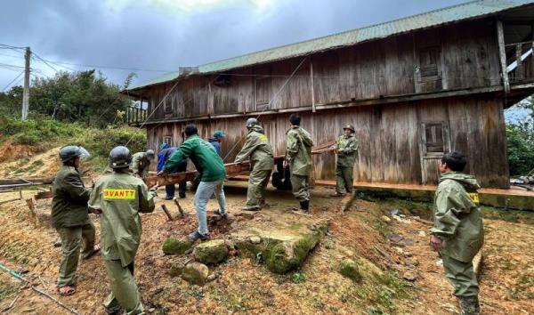Công an các đơn vị, địa phương xuất quân hỗ trợ người dân khắc phục hậu quả bão lũ