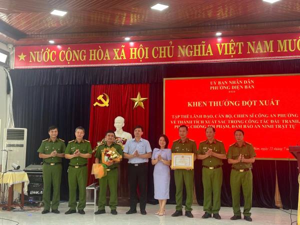 Khen thưởng Công an phường Điện Bàn về thành tích đảm bảo ANTT