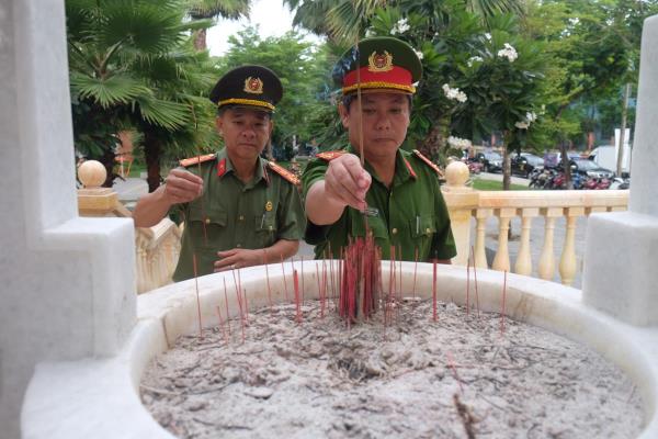 Công an phường Sơn Trà dâng hương tri ân các liệt sĩ nhân dịp 27-7