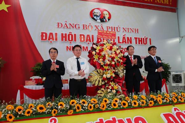 Đại tá Nguyễn Văn Tăng dự và phát biểu chỉ đạo tại Đại hội Đảng bộ xã Phú Ninh