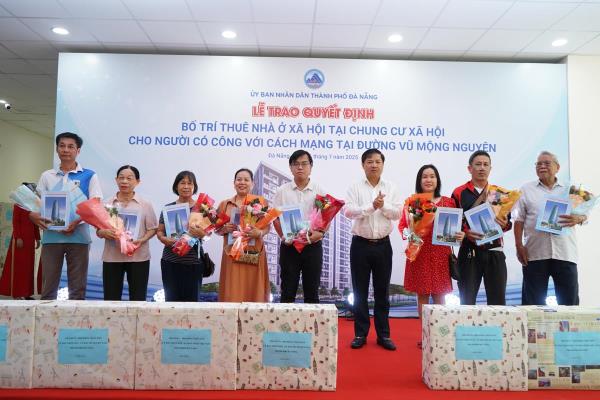 Đà Nẵng trao quyết định bố trí thuê nhà ở xã hội cho người có công với cách mạng