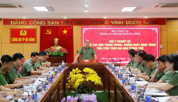 Phòng ngừa từ sớm, từ xa, đấu tranh hiệu quả với xuất nhập cảnh trái phép