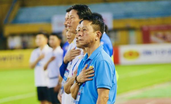 HLV Văn Sỹ Sơn đăng tâm thư chia tay CLB Quảng Nam