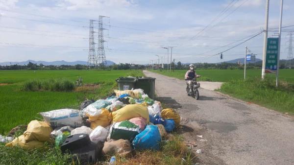 Tập kết rác... bên đường