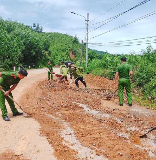 Công an xã Hòa Vang giúp địa phương khắc phục sự cố sạt lở đất sau mưa lớn