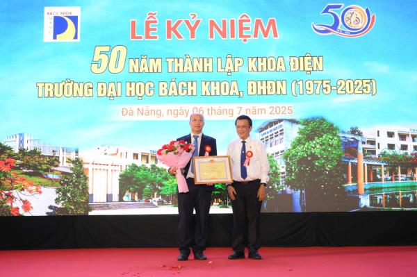 Tập đoàn Điện lực Việt Nam khen thưởng Khoa Điện - Đại học Bách khoa Đà Nẵng vì những đóng góp cho ngành điện lực