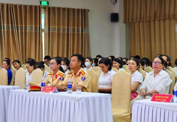 Cảnh sát giao thông tuyên truyền, phổ biến pháp luật về Trật tự ATGT cho cán bộ, công nhân viên Cty Dệt may 29-3