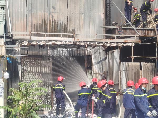 Cháy kho bông, vải phế liệu trong khu dân cư