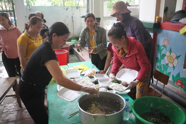 Ấm áp tình người trong lũ quét