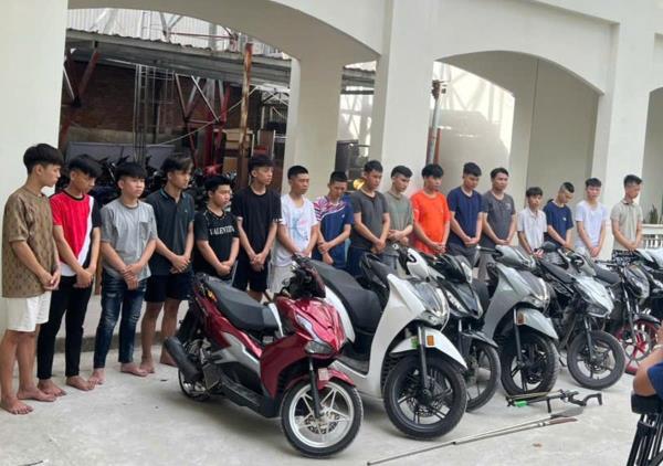 Bắt tạm giam 14 thanh thiếu niên mang hung khí diễu phố