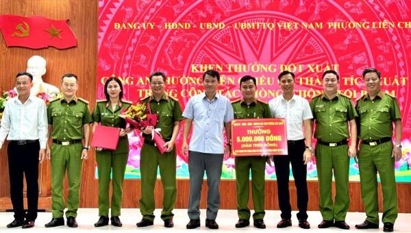 Khen thưởng đột xuất Công an phường Liên Chiểu về thành tích xuất sắc trong đấu tranh phòng chống tội phạm