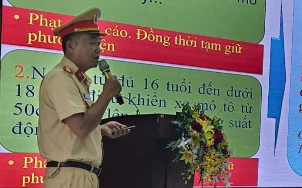 Mở đợt cao điểm tuyên truyền an toàn giao thông và an toàn thực phẩm đường phố