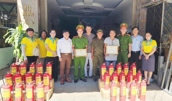 Người dân Hải Châu kịp thời dập lửa, nhận ngay hỗ trợ phương tiện PCCC từ chính quyền