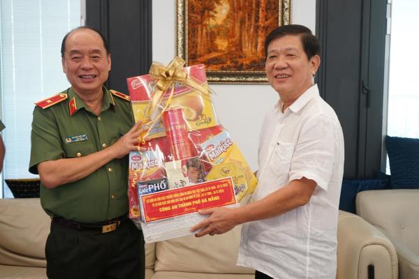 Giám đốc Công an TP Đà Nẵng thăm, tặng quà Thượng tướng Nguyễn Văn Sơn nhân kỷ niệm 80 năm Ngày Truyền thống CAND