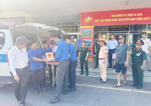 CSGT hỗ trợ gia đình đưa hài cốt Liệt sĩ về quê