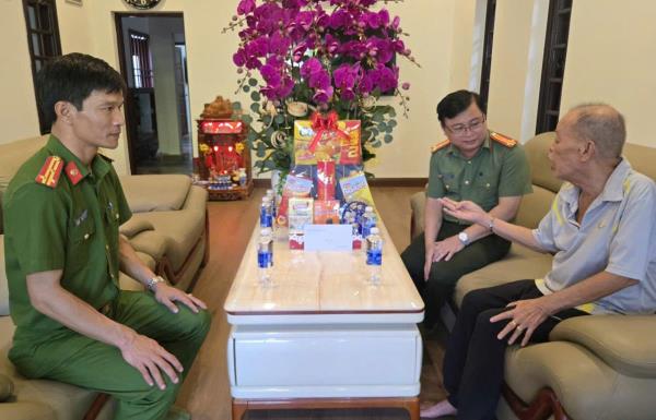 Thượng tá Trần Minh Nguyên thăm hỏi gia đình nguyên lãnh đạo Công an qua các thời kỳ