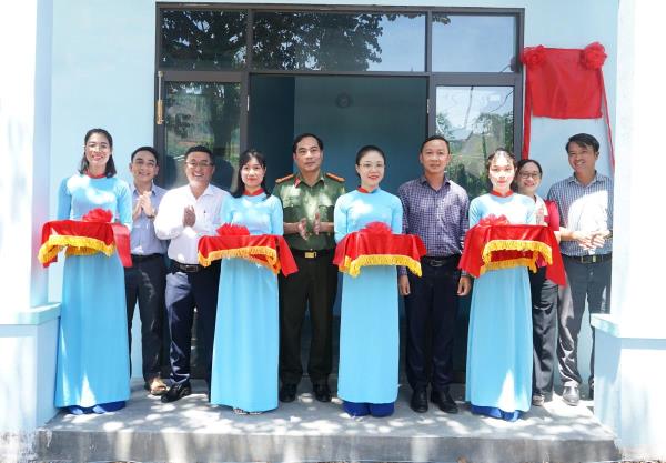 Công an TP Đà Nẵng bàn giao 55 mái ấm nghĩa tình cho bà con vùng khó khăn