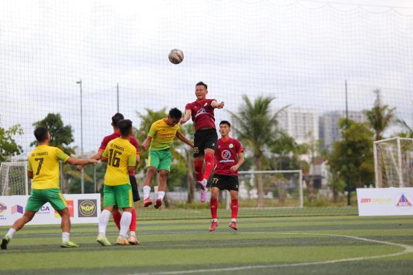 Hiếu Hoa - Quahaco FC ngược dòng, VS Travel FC vượt khó vào chung kết