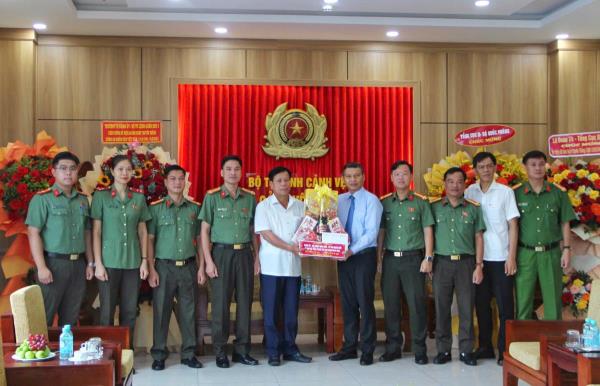 Phó Chủ tịch Thường trực UBND thành phố Hồ Kỳ Minh thăm, chúc mừng ngày truyền thống CAND