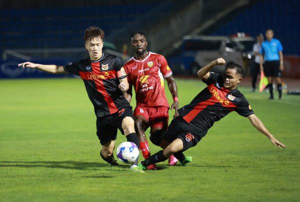 Khai cuộc V-League 2025/26: Những cơn gió lạ