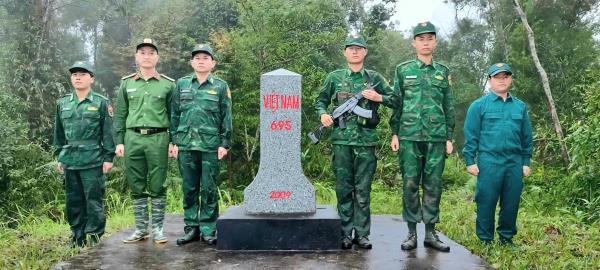 Công an xã Hùng Sơn phối hợp tuần tra đường biên, cột mốc biên giới Việt-Lào