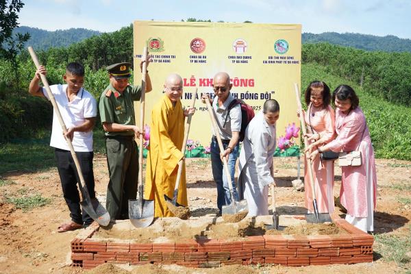 Khởi công xây dựng Ngôi nhà nghĩa tình đồng đội và tặng quà cho bà con khó khăn ở Trà Tân