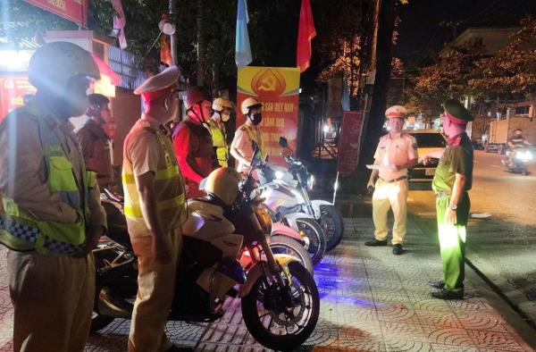 Ra quân tuần tra, kiểm soát xử lý TTATGT và vi phạm nồng độ cồn