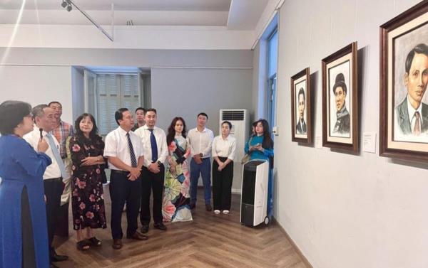 Tưởng nhớ Bác Hồ kính yêu qua tác phẩm hội họa