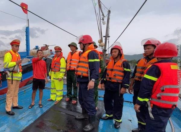 Công an các địa phương ven biển miền Trung hỗ trợ người dân ứng phó với diễn biến bão số 5 (Kajiki)