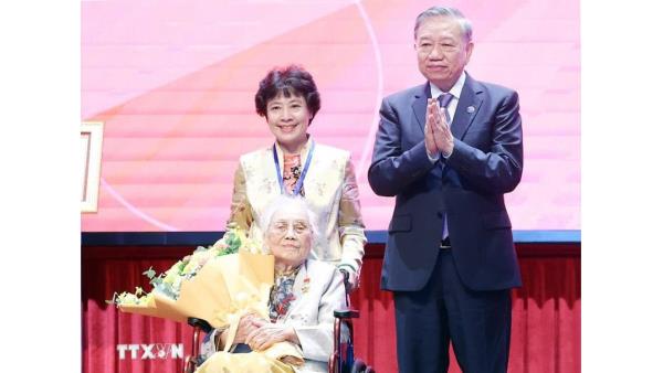 Nguyên Phó Chủ tịch nước Nguyễn Thị Bình được tặng danh hiệu Anh hùng Lao động