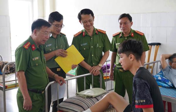 Lãnh đạo Công an tỉnh Quảng Ngãi thăm, động viên chiến sĩ Công an bị thương khi chữa cháy tàu cá