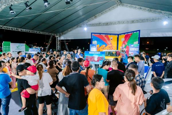 Siêu đại hội thu xăng đổi điện của VinFast nóng khắp 3 miền, người dân xếp hàng lên đời xe xanh